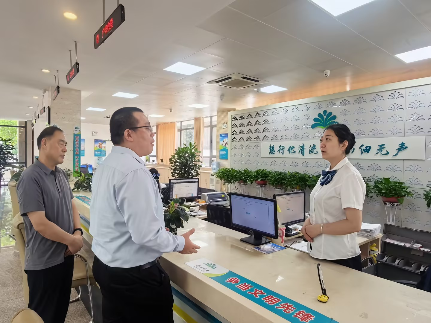 市发展改革委“四不两直”检查“水电气暖”一站式缴费工作